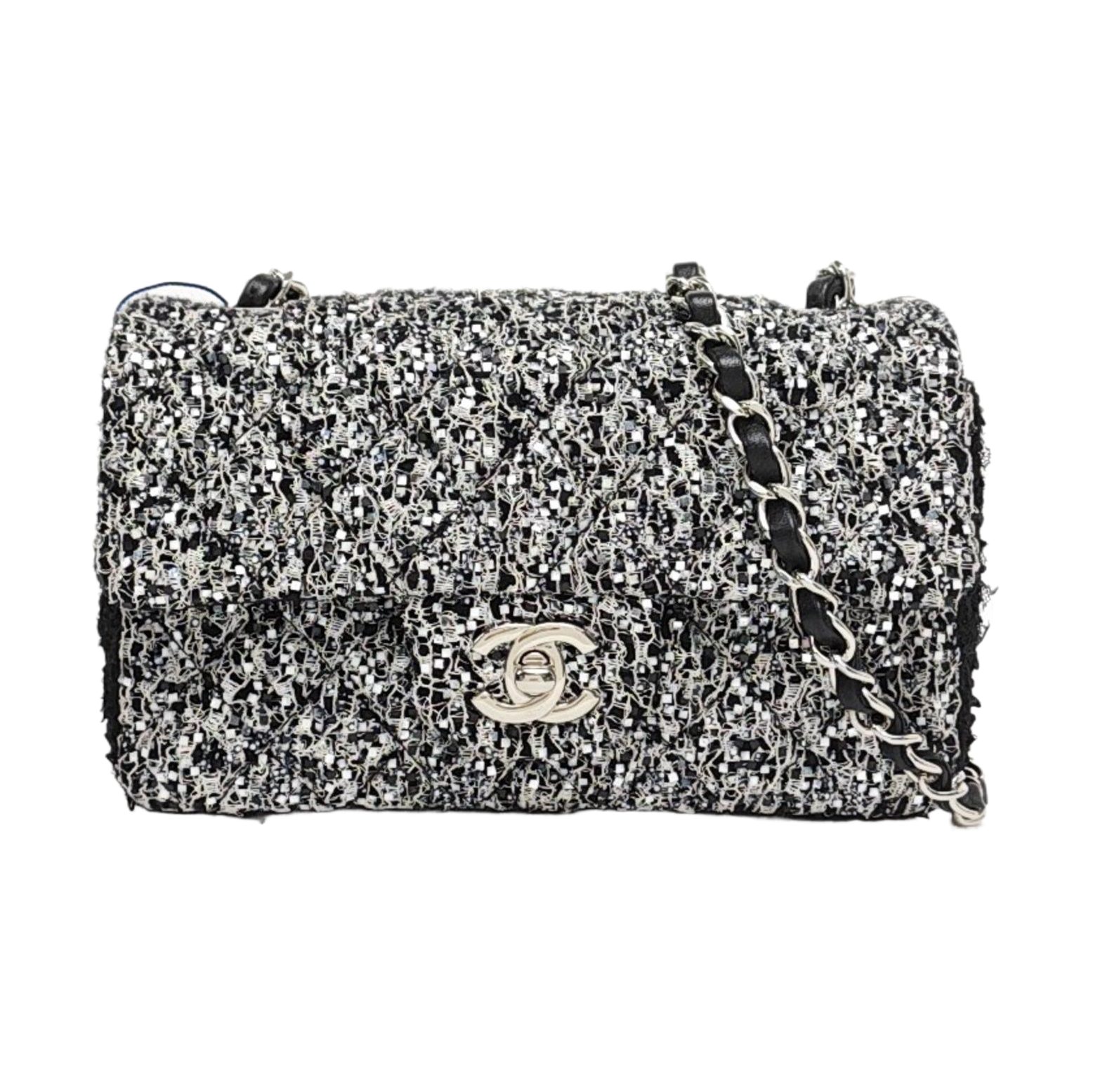 Chanel Classic Flap, photograph 1