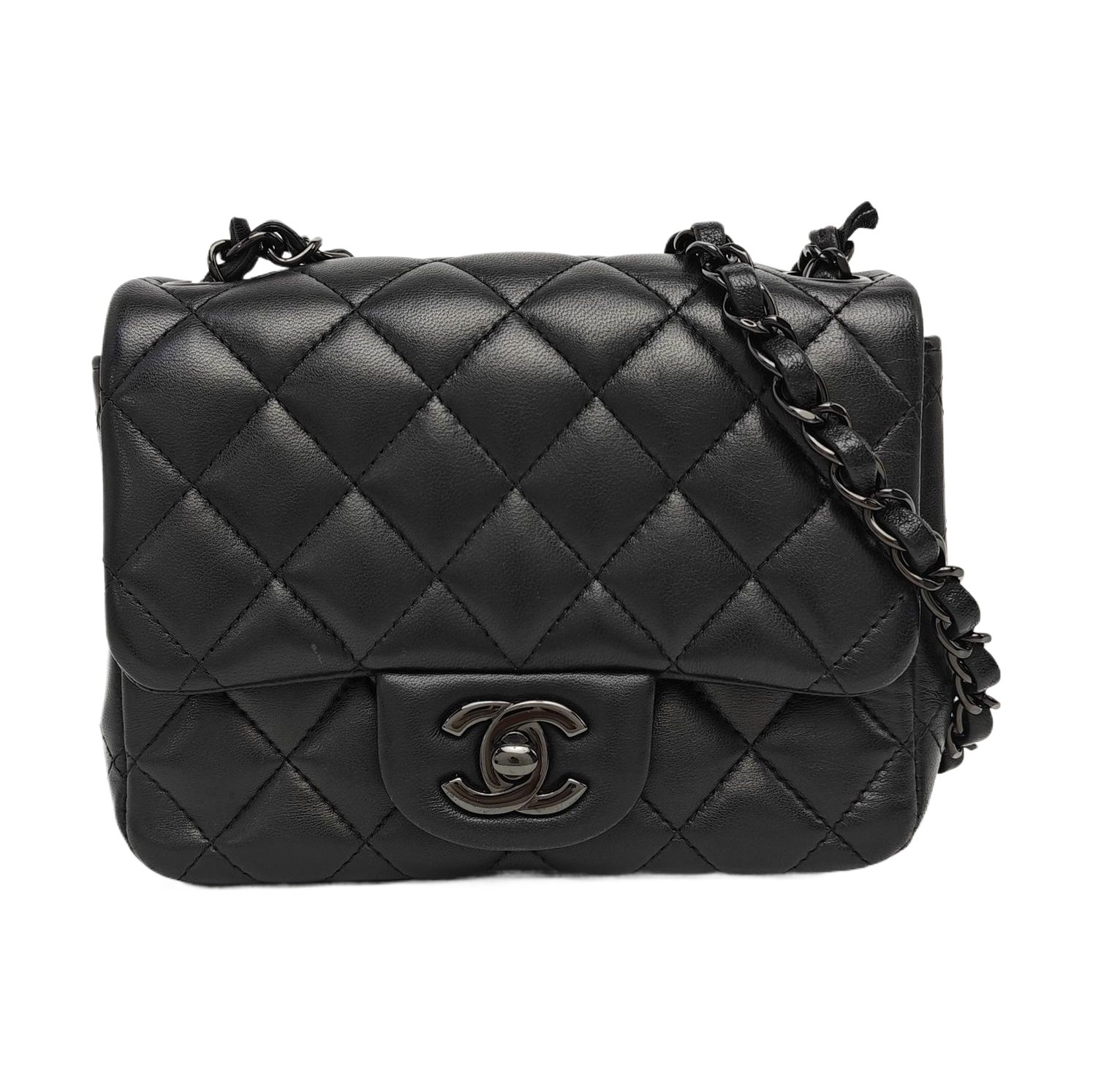 CHANEL Classic Flap, black, Leather, photograph 1