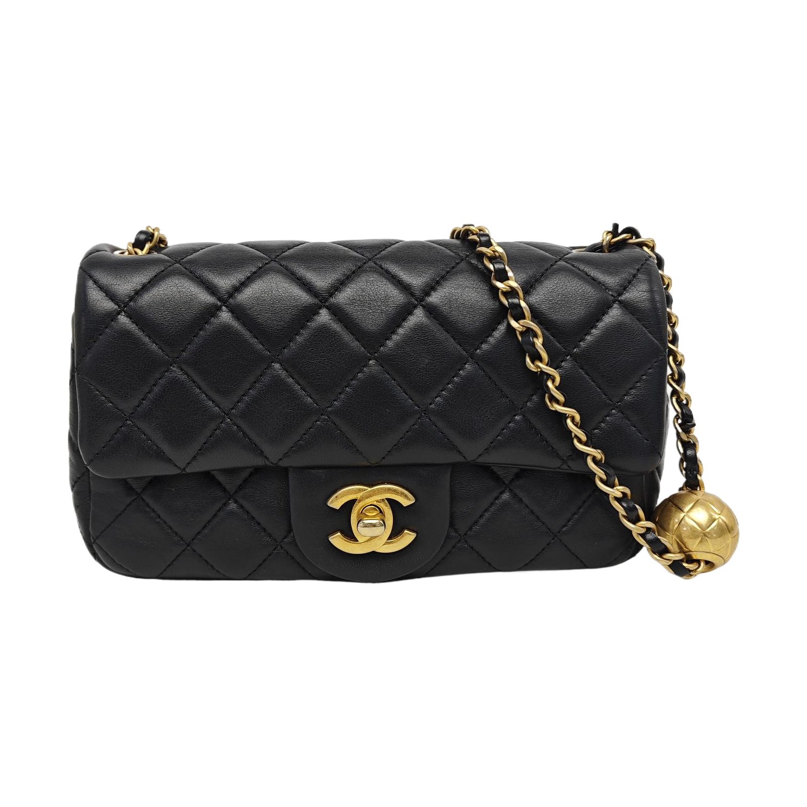 CHANEL Classic Flap, black, Leather, photograph 1
